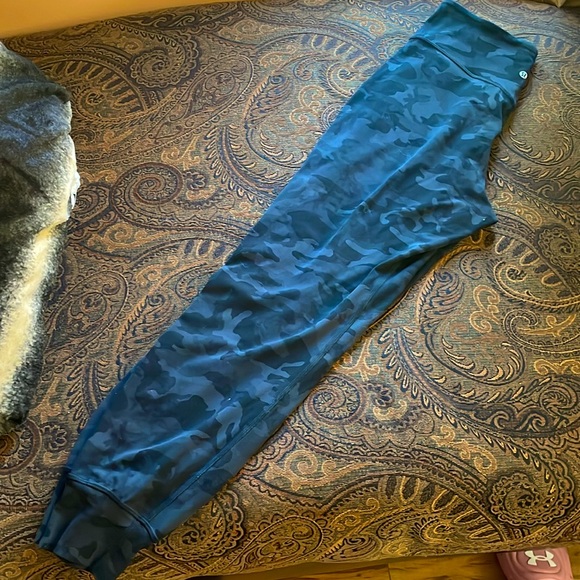 Lululemon Camo Joggers Size 8 - Picture 1 of 3